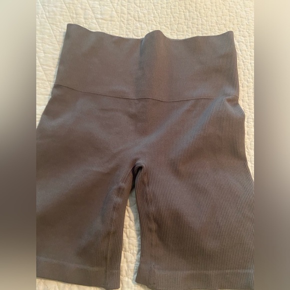 Aritzia ribbed shorts. TNA workout - Picture 3 of 5